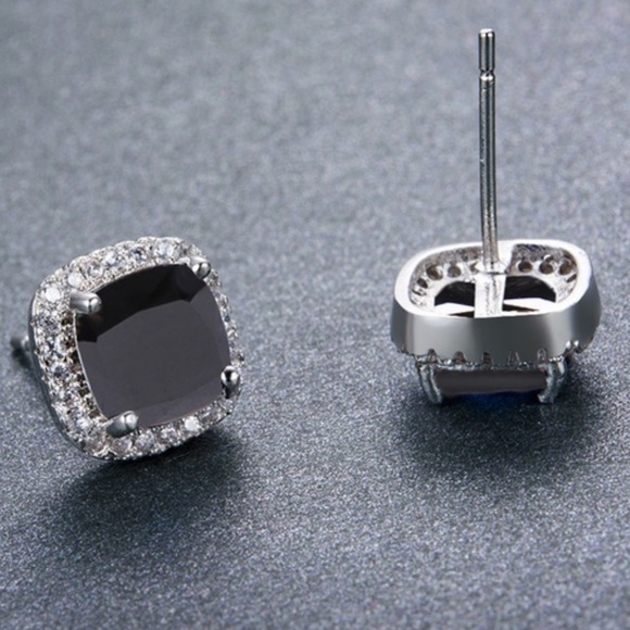 LAST ONE‼️925 Sterling Silver Sapphire Earrings - Picture 3 of 6